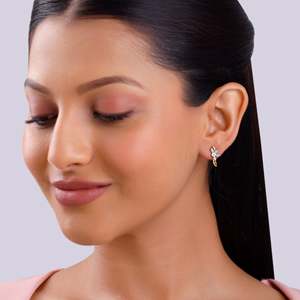 Pendientes de diamantes de aro J frondosos de oro de la colección Heer de GIVA Jewelry - Product Image 1