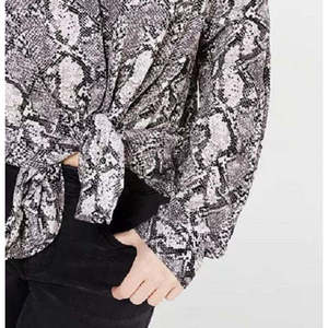 Camicia Utility in Chiffon Stampato Hippie Rose per Ragazze, Colore Argento, Taglia Piccola - Product Image 3