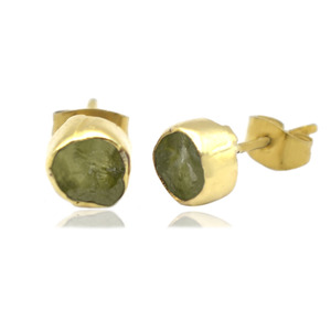 Boucles d'oreilles en péridot brut naturel 6-8mm Boucles d'oreilles en pierre précieuse, plaqué or Push Back august Birthstone Jewelry - Product Image 1