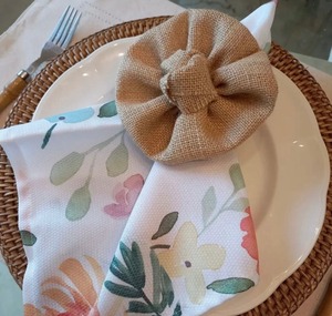 Ensemble Premium d'Anneaux de Serviette Ronds en Jute avec Fleurs Décoratives pour la Mise en Scène de Table Moderne, la Restauration à Domicile et les Événements, Origine Inde - Product Image 1