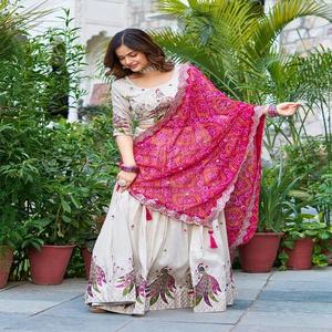 Lehenga Choli Tradicional Largo hasta el Suelo, Bordado a Mano, Trabajo de Lentejuelas Brillantes, Tejido Elástico de Seda Pura para Fiestas - Product Image 2
