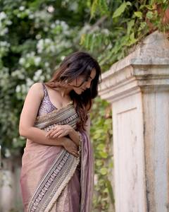 Les plus beaux vêtements de mariée Jacquard Sequance Broderie lourde Saree Indien Disponible au prix de gros saree sari shari - Product Image 4