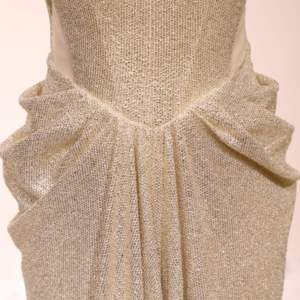 <span class=keywords><strong>Robe</strong></span> <span class=keywords><strong>de</strong></span> soirée élégante dorée scintillante, style fourreau drapé à taille basque, pour mère <span class=keywords><strong>de</strong></span> <span class=keywords><strong>la</strong></span> mariée, vente en gros - Product Image 5