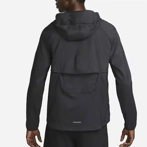 Échantillon de fabrication Veste de survêtement softshell imperméable et respirante à capuche en toile de haute qualité avec fermeture éclair complète pour hommes - Product Image 2