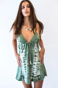 Robe d'été tendance en rayonne tie-dye pour femmes, tunique courte spaghetti dos nu avec col en V, sans manches, robe d'été et de plage - Product Image 2