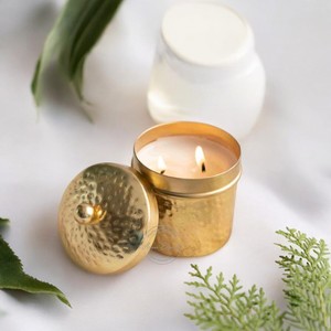 Bougie parfumée en métal avec couvercle, finition martelée élégante, plusieurs mèches, lueur chaude pour une décoration intérieure relaxante et des cadeaux. - Product Image 6