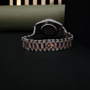 Reloj de Lujo con Esfera Romana de Dos Tonos, Blanco y Rosa, con Diamantes Moissanite, Correa President Completamente Adornada, Movimiento ETA de Acero Inoxidable - Product Image 3