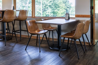 Ensemble de table à manger de restaurant moderne, table carrée en bois massif, base en métal, chaises rembourrées pour café, bistrot, hôtel, mobilier