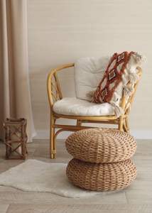 Taburete de ratán hecho a mano con tejido intrincado y estructura duradera perfecto para la decoración del hogar y sentarse en la sala de estar o el patio - Product Image 5