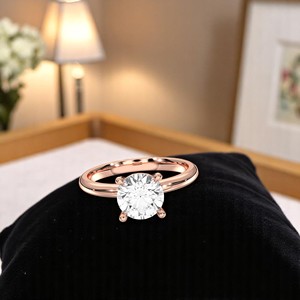 Anillo de Compromiso Solitario de Lujo con Diamante Cultivado en Laboratorio de 2.00 Ct, Corte Brillante, Engaste de 4 Puntas, Oro Sólido, Plata de Ley, Chapado en Oro - Product Image 2