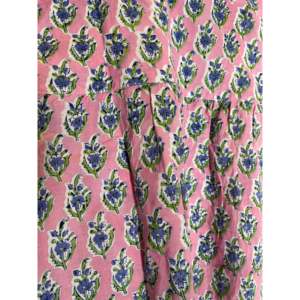 Chemisier rose pâle à motifs floraux imprimés à la main pour femme, coupe ample chic en popeline, col à volants, boutonné, taille XL – Idéal pour le bureau ou les soirées - Product Image 5