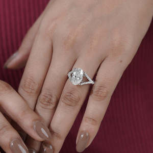 Anillo de compromiso de oro blanco con tallo dividido y corte ovalado, con halo oculto, diseño único de anillo de diamantes - Product Image 6