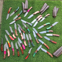Couteau Skinner en Acier Damas Fait Main de Haute Qualité avec Manche en Bois et Étuis, pour Camping, Chasse, Pêche et Activités de Plein Air