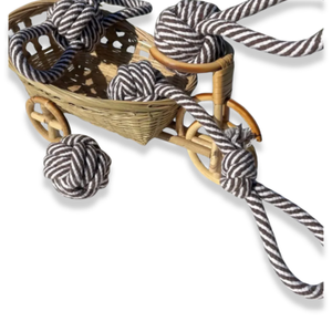 Juguete Chirriante para Perros Monli, Juguete de Cuerda TPR Blanco y Negro, Juguetes Duraderos para Perros y Gatos para Jugar y Guardar en la Bolsa - Product Image 1
