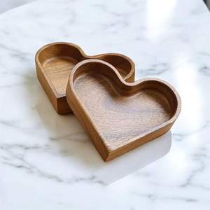 Bol en bois artisanal en forme de cœur pour servir des collations, des fruits et des desserts avec une finition rustique naturelle - Product Image 3