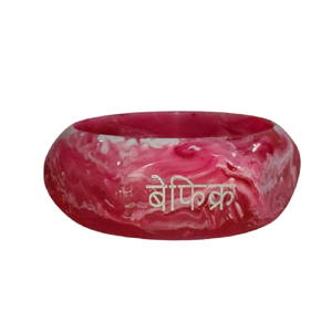 Brazalete de Resina Marmoleada Rosa y Blanca de Moda con Escritura Hindi Personalizada "Befikra" (Sin Preocupaciones), Brazalete con Tipografía Moderna y Duradera - Product Image 1