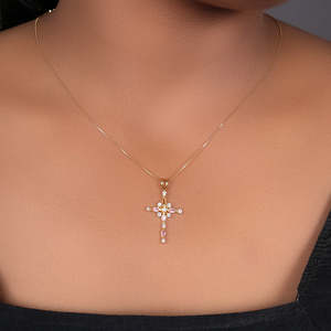 Collier tendance pour femme en plaqué or avec pierres précieuses roses, pendentif en laiton plaqué rhodium avec chaîne de type lame en diamant et perle - Product Image 1