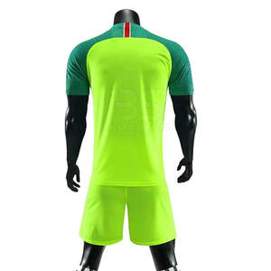 Uniforme de football personnalisé élégant dernière conception maillot de football directement du fabricant d'usine - Product Image 2