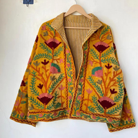 Manteau Suzani en coton floral d'hiver fait main avec techniques de broderie, veste respirante style bohème matelassée à broderie indienne
