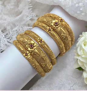 Bracelets en laiton, lot de quatre, plaqués or texturé, accents de pierres vertes rubis, bracelets de mariage disponibles à prix de gros. - Product Image 3