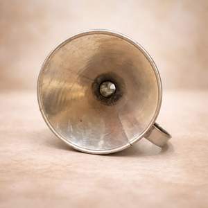 Entonnoir classique en métal avec poignée pour un transfert de liquide facile et sans déversement, conception durable, idéal pour la cuisine, le garage et l'usage domestique - Product Image 2