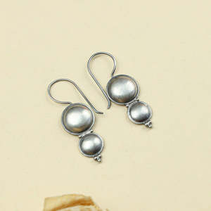 Boucles d'oreilles pendantes en argent 925 Tridha Chandrika, motif en forme de boule, design élégant - Product Image 4