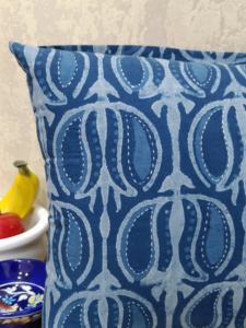 Funda de cojín rectangular de 35x55cm de algodón voile índigo 100% con estampado Kantha hecho a mano, estampado frontal y trasero, con cremallera en la parte posterior para el hogar. - Product Image 3