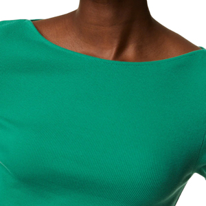 T-shirt décontracté pour femmes, conçu pour des mouvements relaxés, avec un design élégant et un look inspiré de la mode moderne - Product Image 3