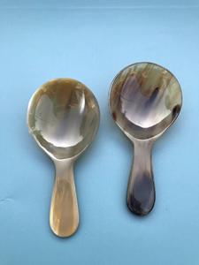 Cuillère en corne de buffle naturelle, fabriquée à la main et polie, parfaite pour servir des épices, des condiments ou pour une utilisation décorative sur la table, de haute qualité - Product Image 2