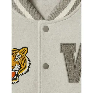Chaqueta Varsity de Forro Polar Gris Claro con Bordado y Rayas - Product Image 3