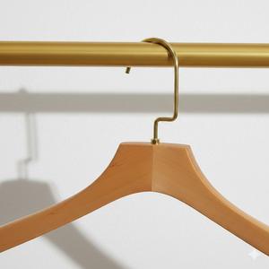 Cintres en bois de hêtre FSC écologiques de qualité supérieure, finition naturelle brillante avec quincaillerie dorée pour l'affichage de vêtements de luxe en <span class=keywords><strong>magasin</strong></span> - Product Image 4