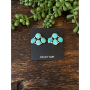 Pendientes de botón artesanales Navajo de turquesa Kingman y plata de ley con engaste de bisel y diseño de racimo - Product Image 1