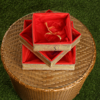Panier cadeau de fermeture de filet de Style traditionnel indien Rrajsthani Belles paniers brodés de filet rouge pour les faveurs de mariage
