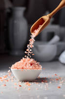 Sel de roche rose de l'Himalaya original à 100% fait à la main pour la cuisine élégante à la maison et l'artisanat naturel dans la conception d'amour du Pakistan