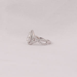 Bague de fiançailles en or massif 18KT avec taille ronde côté poire cultivée en laboratoire diamant serti de cluster certifié IGI diamant sans conflit - Product Image 1