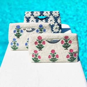 Pochette à monnaie tendance et colorée brodée de perles, faite à la main, légère et personnalisable pour les fêtes - Product Image 1