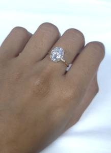 Anillo de compromiso solitario con diamante cultivado en laboratorio de corte ovalado de 2.50 quilates para mujer, anillo de boda con halo de diamantes ocultos, oro amarillo de 14 quilates - Product Image 4