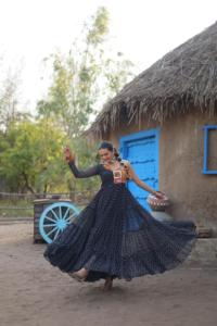 ชุดเดรสแขนยาวพิมพ์ลาย bandhani อินเทรนด์และแฟชั่นชุดงานหมั้นสำหรับเด็กผู้หญิงคอลเลกชันงานหมั้นแต่งงาน - Product Image 3