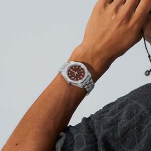 Montre unisexe plaquée or rose avec diamants taille brillant et perles d'eau douce, cadran chocolat, sertissage pavé, forme couronne, idéale pour cadeau de mariage - Product Image 3