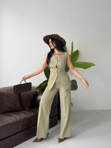 Ensemble tailleur sans manches vert olive pour femme avec détails boutonnés, pantalon long élégant en crêpe et gilet, coupe classique, idéal pour le printemps - Product Image 2
