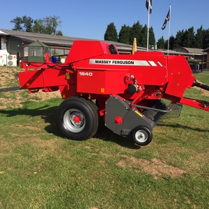Moissonneuse-batteuse Massey Ferguson 1840 rouge, poids 5500 kg, 0-2000 heures, équipement agricole d'occasion - Product Image 1