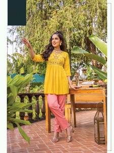 Sous-tissu rayonne court Kurti de la collection Style Broderie Concept en vente en ligne - Product Image 3