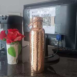 Bouteille d'eau à poignée martelée en cuivre 1000ml récipient à boisson avec martelé à la main 34 floz grande capacité pour une utilisation en extérieur - Product Image 1