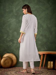 Ensemble Kurta droit en soie mélangée pour femmes, avec pantalon assorti, disponible en qualité et prix d'exportation - Product Image 2
