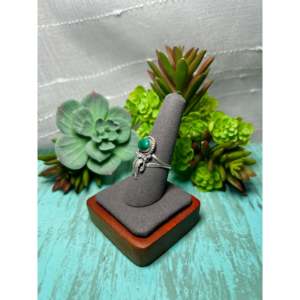 Bague pour homme fabriquée par les Navajo avec pierre précieuse en malachite et argent sterling plaqué rhodium, bijoux fins pour un usage quotidien, sertissage clos. - Product Image 3