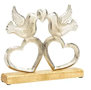 Деревянная основа в форме птицы с алюминиевым сердцем, столешница с маленьким металлическим цветком сверху с индивидуальным цветом и размерами 25x22x5 см