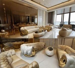 Sofá Chesterfield de Lujo |   Sofá de Terciopelo con Patas Decorativas Doradas |   Estilo Chesterfield Moderno con Detalles Dorados - Product Image 5