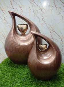 Urne larme en aluminium brun avec coeur doré pour les cendres de crémation Fournitures de cercueil funéraire faites à la main par Brassworld India - Product Image 2