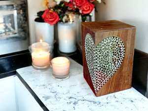 Crémation en bois artisanale belle urne pour cendres humaines grand demi-coeur Lippan Art Design urnes pour cendres humaines - Product Image 6