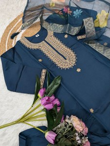 Ensemble Kurti/Kurta de créateur en tissu de soie Chanderi en viscose pure, bleu foncé, avec un magnifique motif, idéal pour une célébration du Mehendi, en vente. - Product Image 6